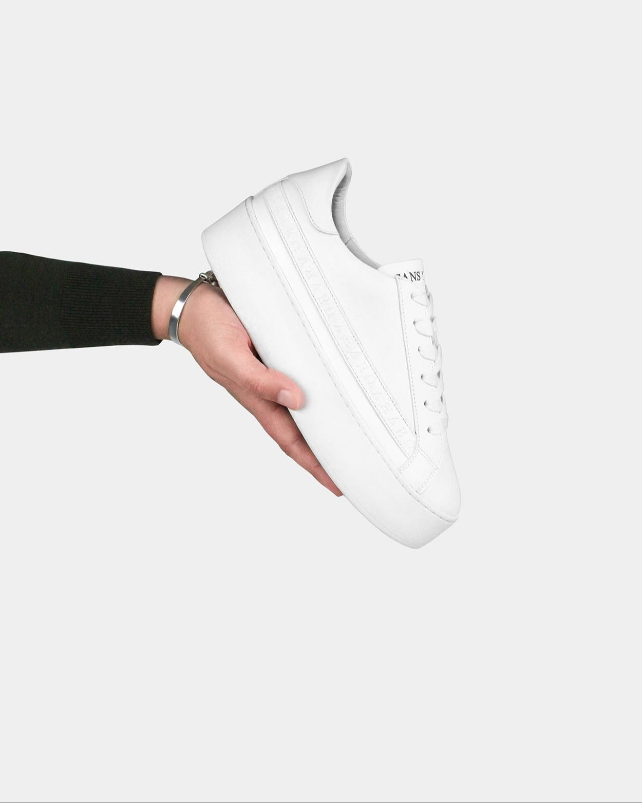 2025.02.18_Lala_Product_Hand_3.2_copy.jpg